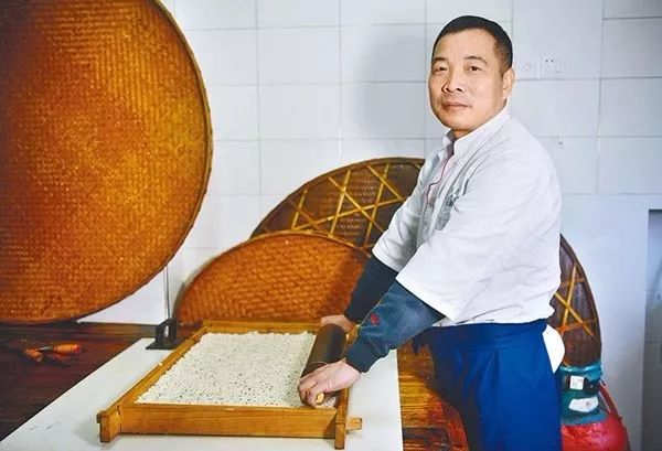 开化冻米糖历史悠久,浙江源庄食品有限公司的品牌掌门人齐金松自1990