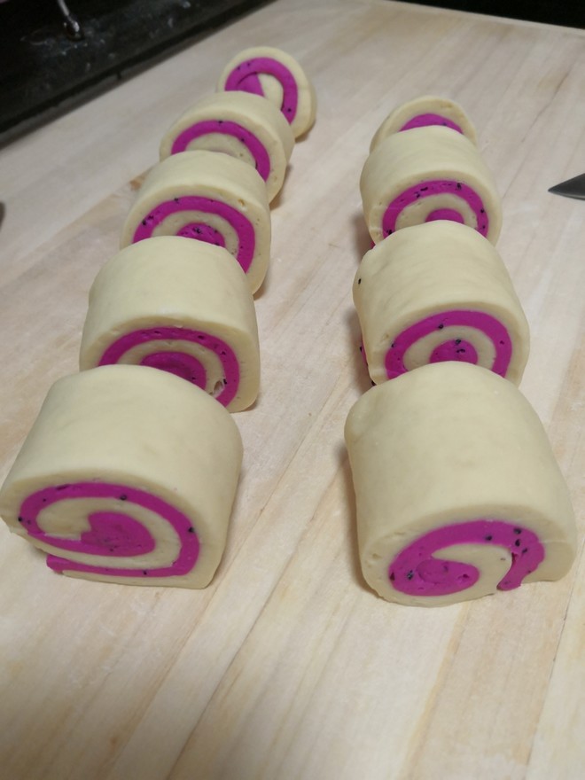 红红的火龙果,香甜的小馒头,既有美丽的颜色,又有馒头的香甜