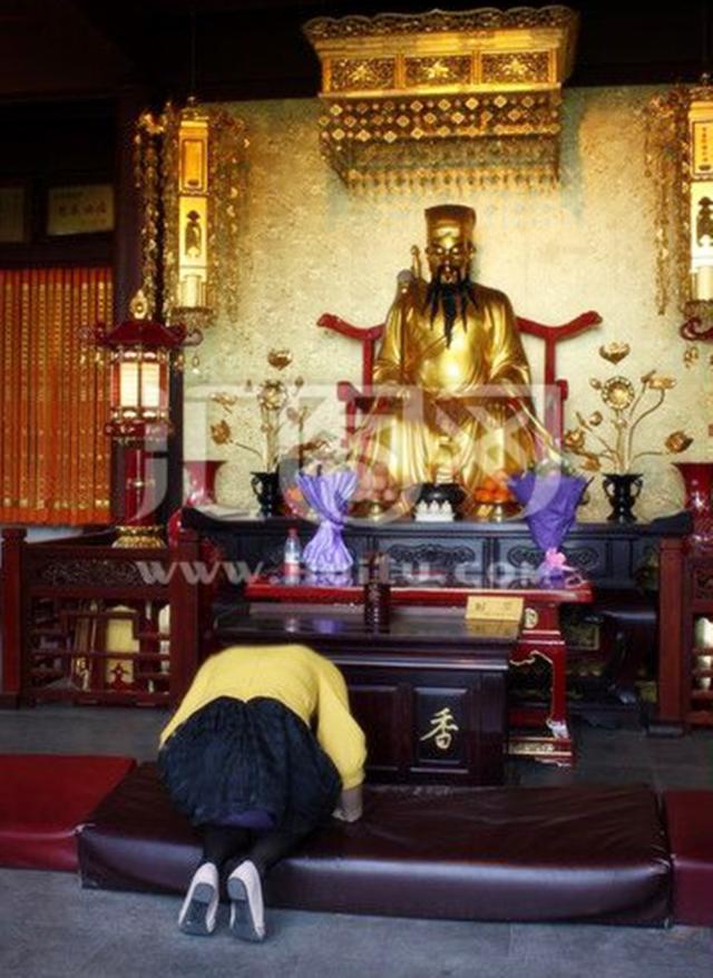 此人一身抱负无处施展,遇到了一个道士后,创立一教派成了祖师爷