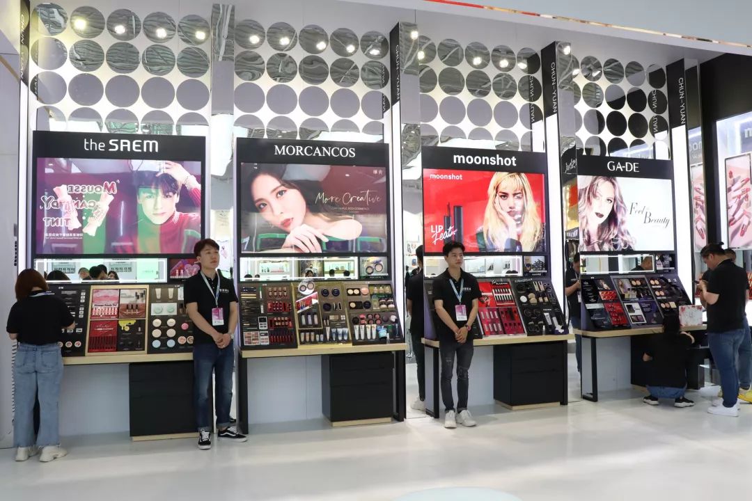 茉姗品牌外,全新升级后首次亮相的摩肯,成为本次美博会的吸睛焦点