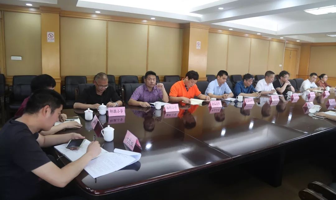 座谈之前,连永明一行实地走访了大溪二中,潘郎小学,实验幼儿园等学校