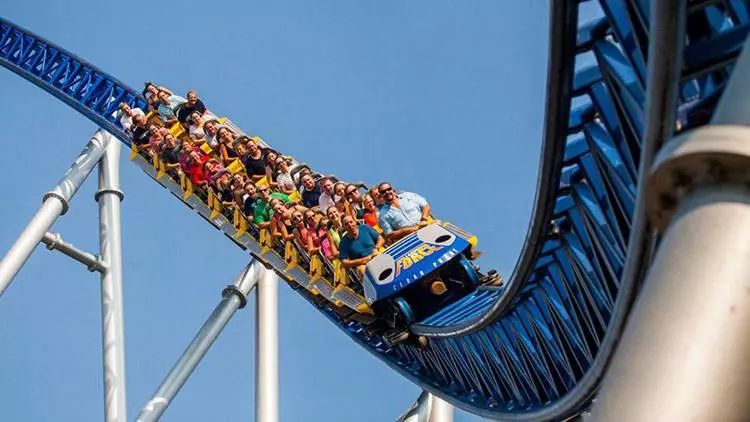 湖邊的杉點遊樂園cedar point amusementpark,內有全球第二大過山車