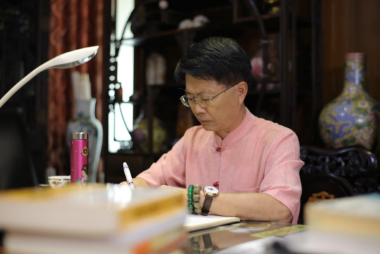 1990年着《调理丛书》,《调理手册》;1995年与姜文凯教授合著《运动