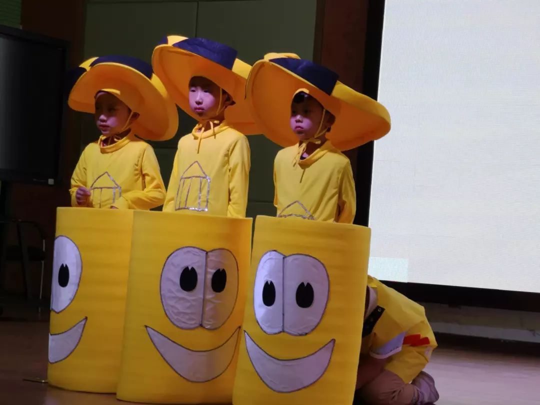 《桶治地球》▲主持人闪亮登场一年级绘本剧▲孙艳霞副校长接到邀请函