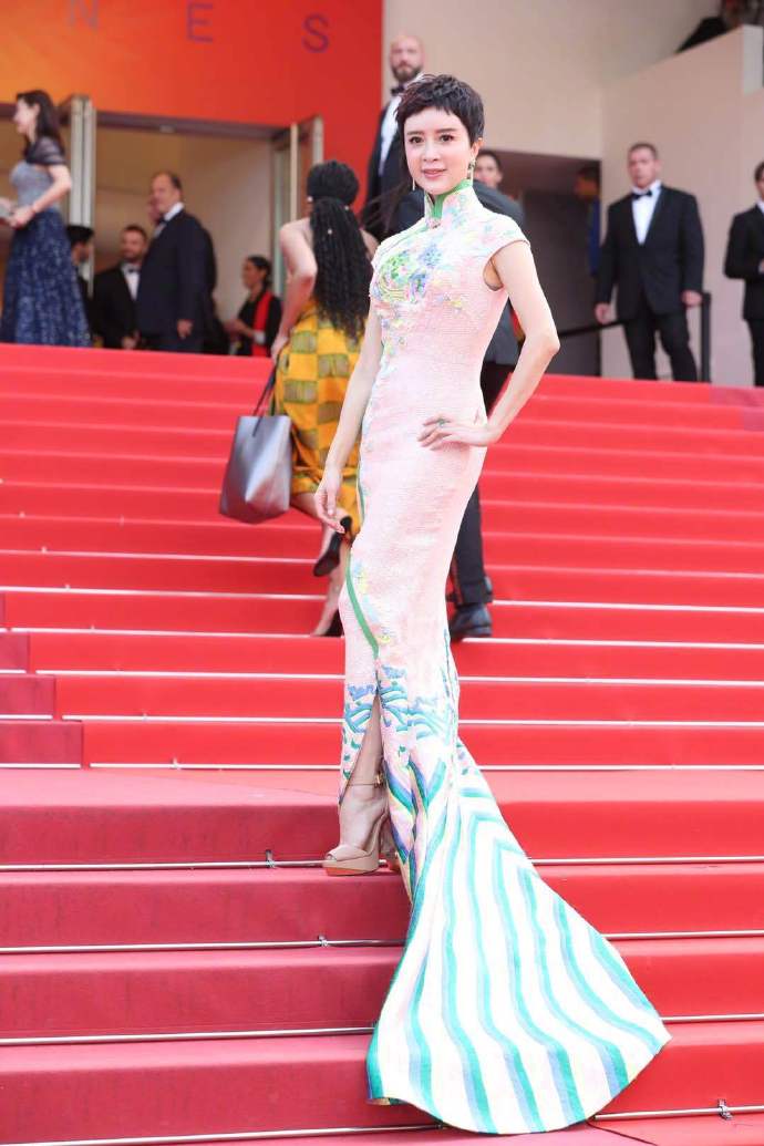 44岁金巧巧一袭粉色旗袍亮相,踩恨天高太吓人,看到了岁月的痕迹