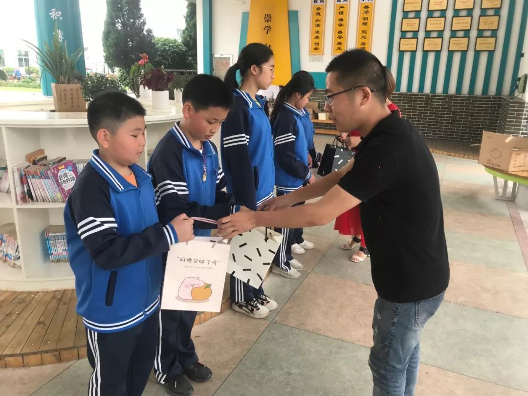 钱库大叔公益爱心人士到钱库三小开展赠书活动
