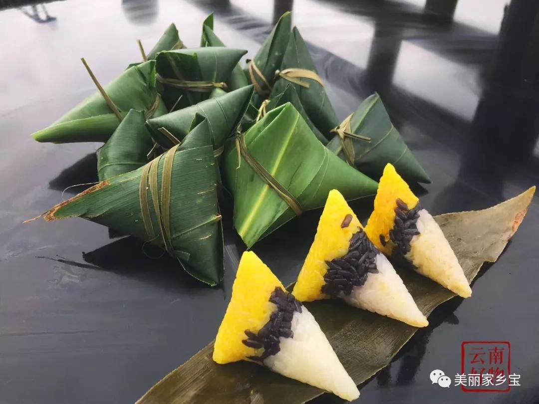 糯米浸泡染料液里两小时后滤净水分用粽叶包好进行蒸煮就是彩色粽子