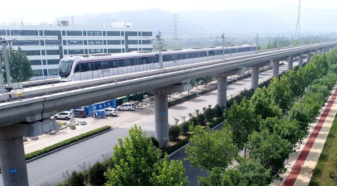 其中,地铁等城市轨道交通中,快线类似"大站快车",站距相对要大,主要以