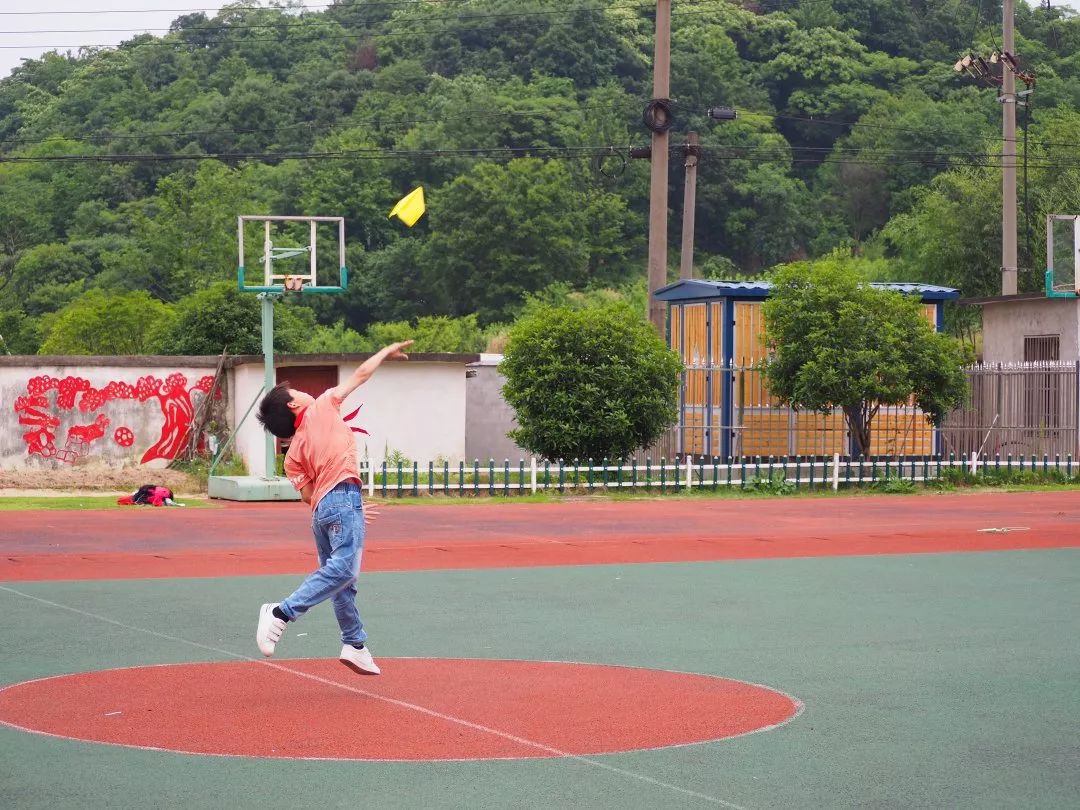 5月17日,义乌市塘李小学内操场热闹非凡,原来这里正在举行孩子们特