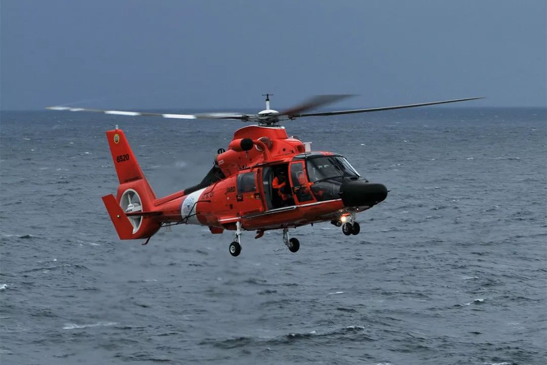 mh-65 dolphin是美国海岸警卫队用于短途搜救行动的直升机