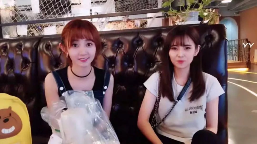 这时,凯源安慰老大到:放心吧,抽中一个口红我们就赚了!