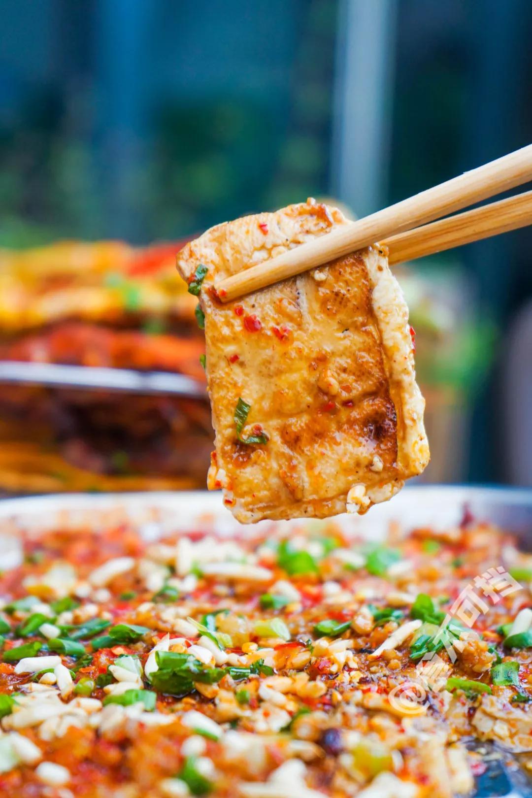 表皮焦香,里面的豆腐浆嫩得可以流出来,称得上烧烤界包浆豆腐鼻祖!