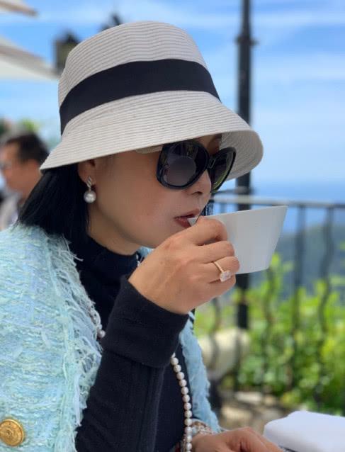 王晓蓉晒游客照,老公王中磊街头戴墨镜单手插兜抽雪茄,超霸气!