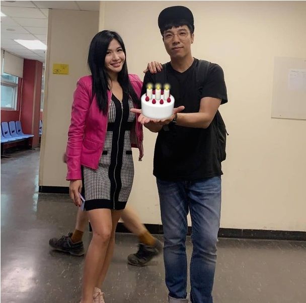 vicky留言多谢演员同事对他的爱,又多谢姚莹莹专诚预备生日蛋糕,他