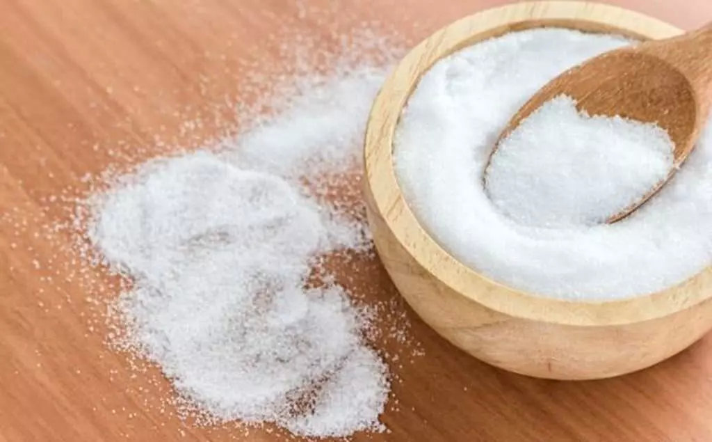 食盐中主要成分是氯化钠,钠离子对于人体的水盐平衡和神经传导确实起