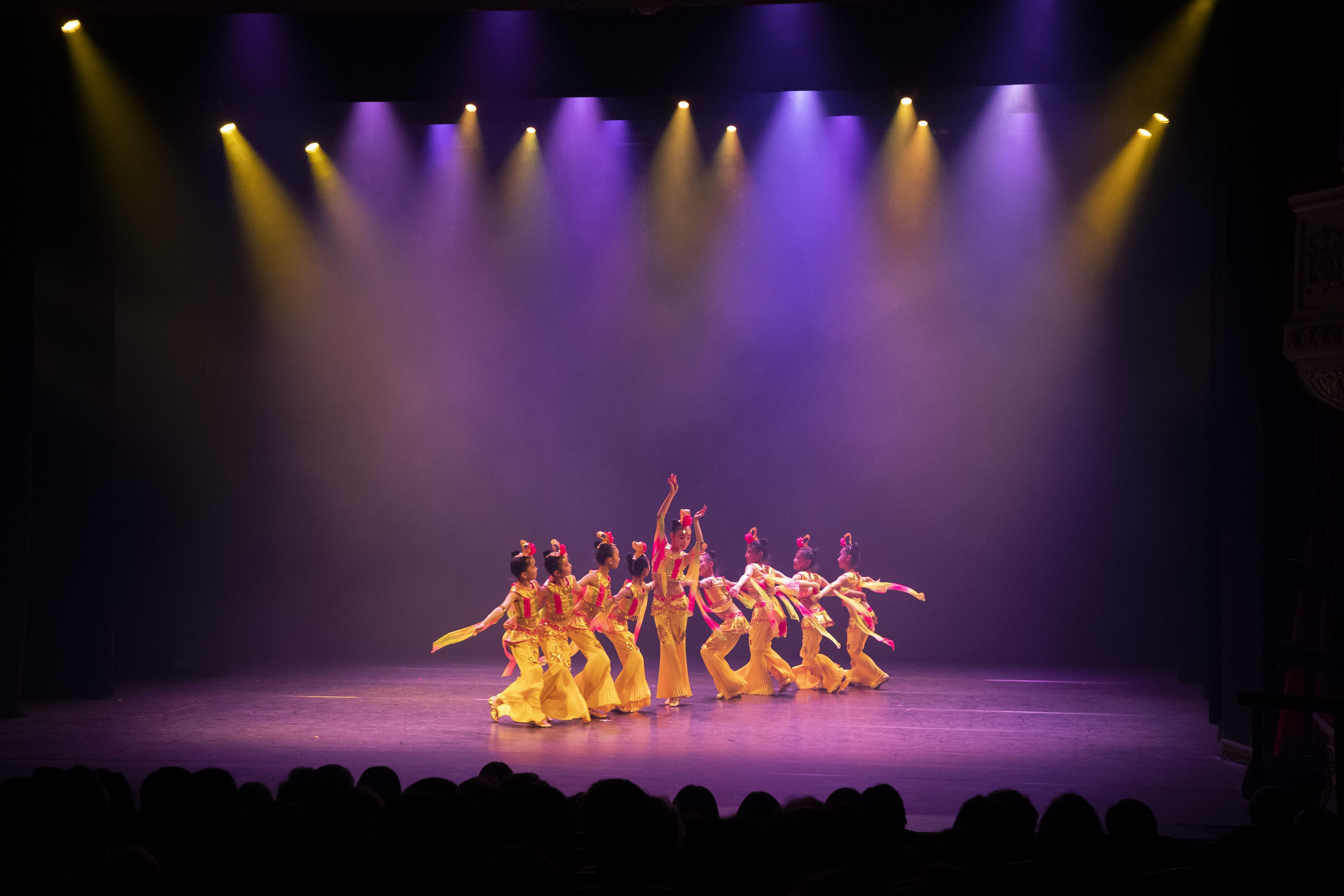 5月21日,在芬兰赫尔辛基,南京市小红花艺术团的小演员表演《说唱脸谱