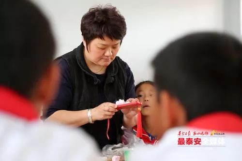 可爱 …… 我的灯笼最好看 ……"14 日上午,岱岳区山口镇东碾疃小学内