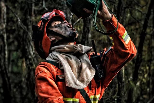 威头条丨转战两个火场历时148小时全程记录一场持久战中的难忘瞬间