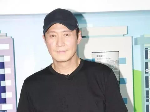 52岁黎明近照曝光,素颜出镜暴露法令纹,当爸后身材明显发福