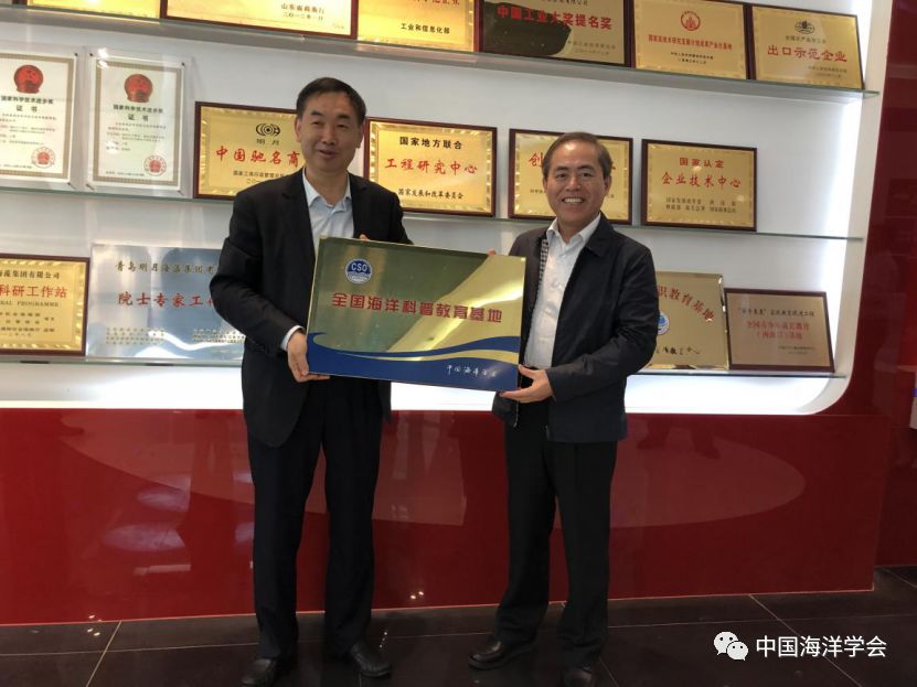 青岛银海集团董事长辛华龙,副总经理贾世敏,青岛西海岸新区副区长隋斌