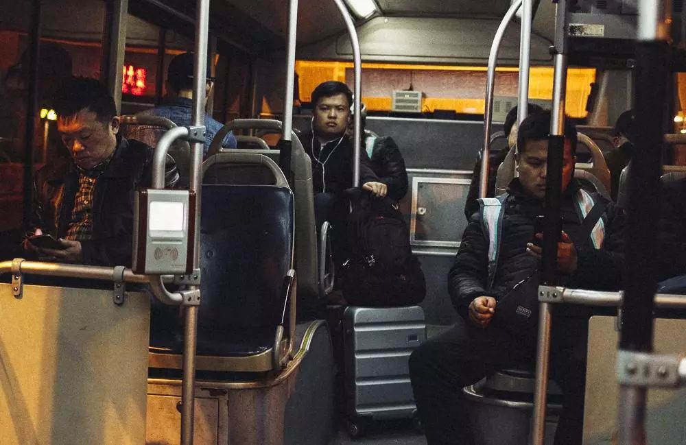 正午视觉 | 北京的夜车与夜归人