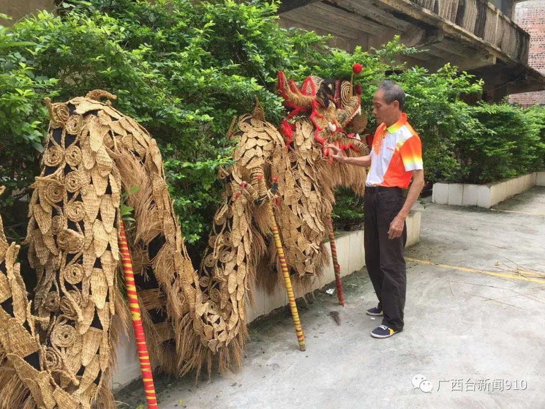 采访中,记者发现,国泰社区的稻草龙制作团队里熟练掌握编龙鳞等技艺的