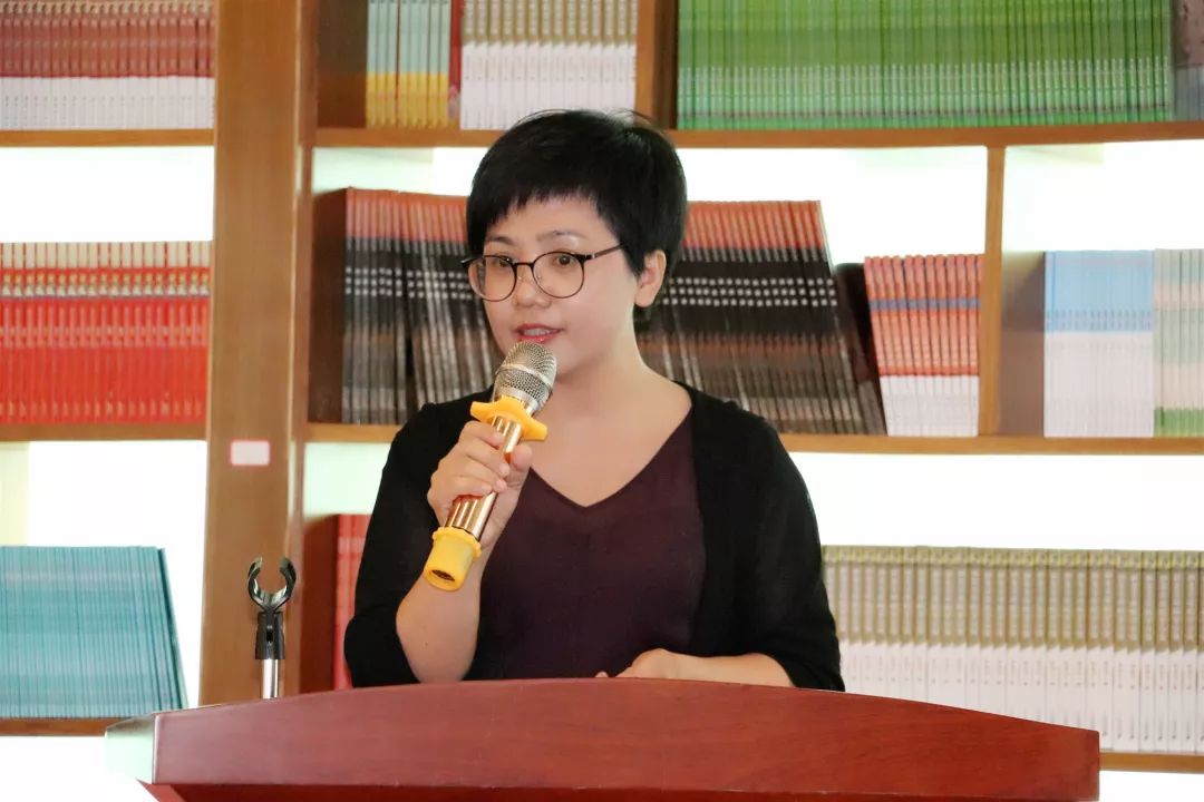 袁肖娟校长以"携手共建,幸福东安"为题,汇报托管三年取得的成果,在