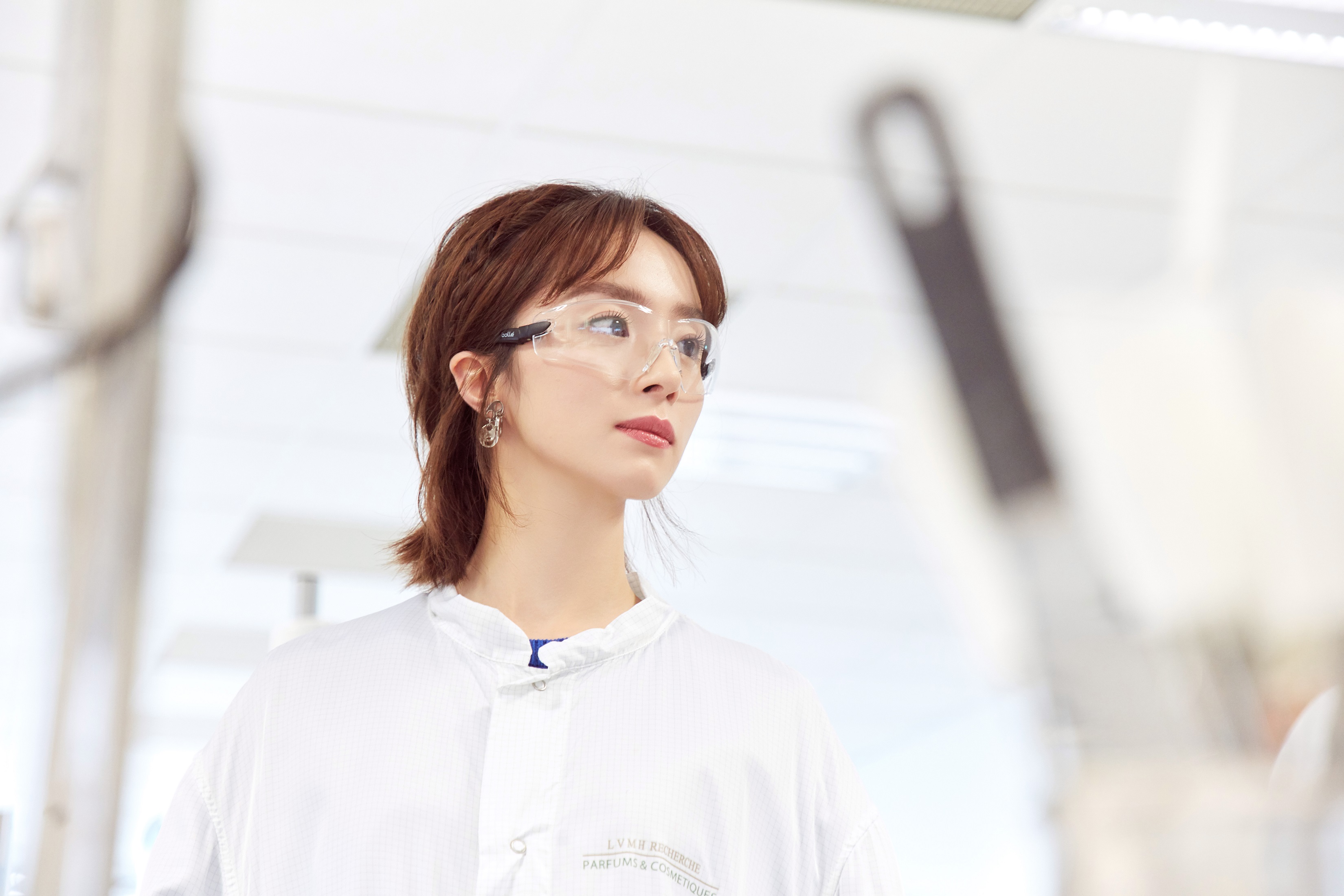 胡冰卿解锁新身份穿白大褂变身理工女神