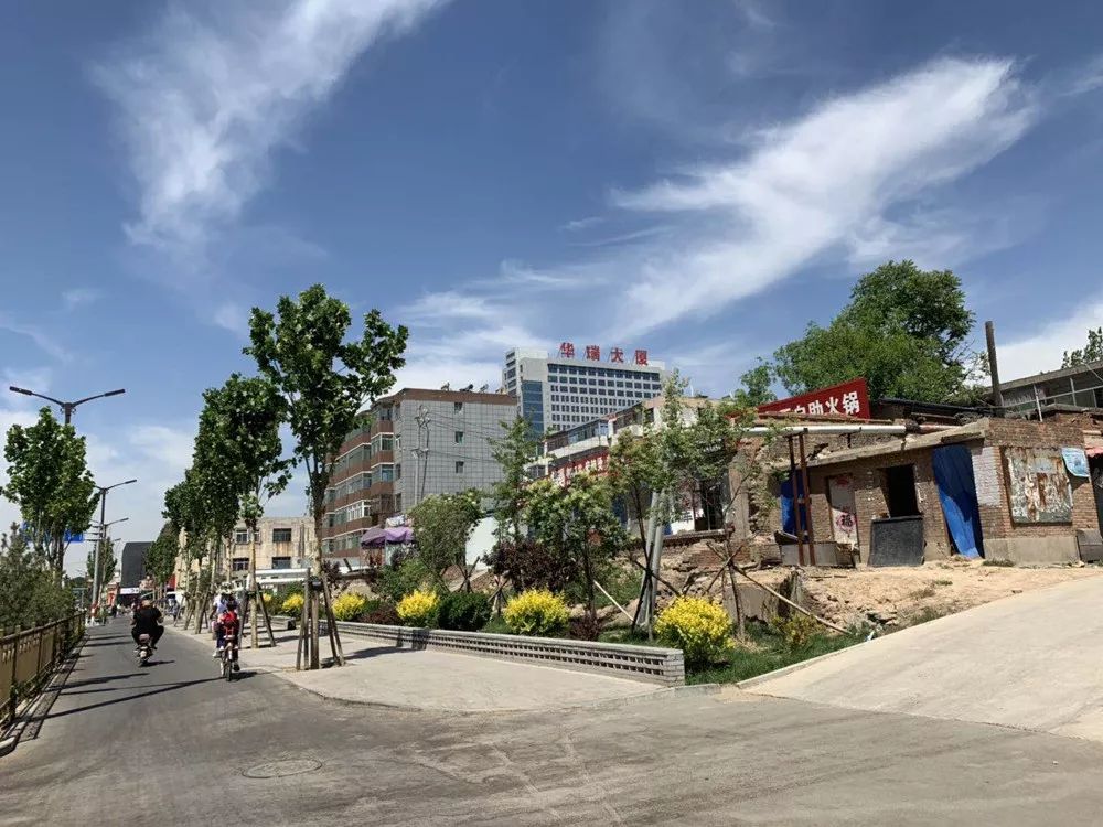 据市民反映:迎宾街锦纶路交叉路口天逸酒店旁的工商银行门前停车位被