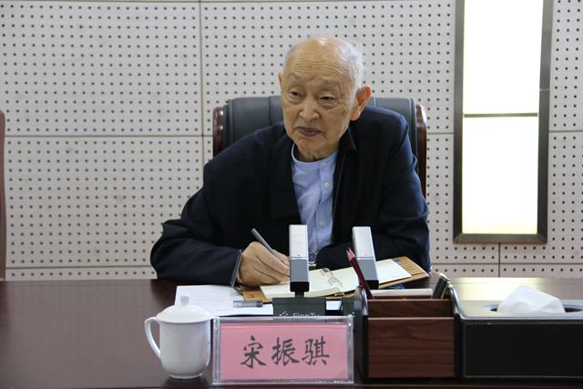 签约仪式前,宋振骐一行在许宗志的陪同下先后实地考察了刘庄煤矿,安徽