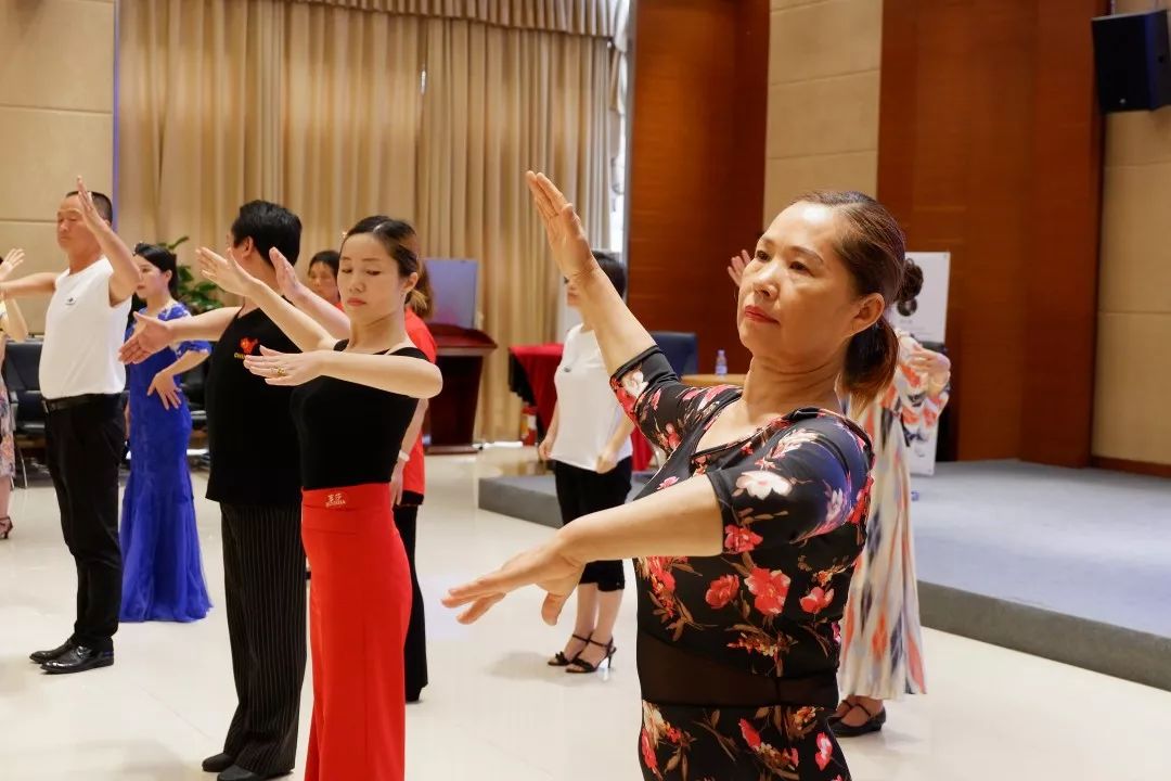 国标舞讲座丰富了园区群众的周末文化生活在松山湖你总能遇上适合自己