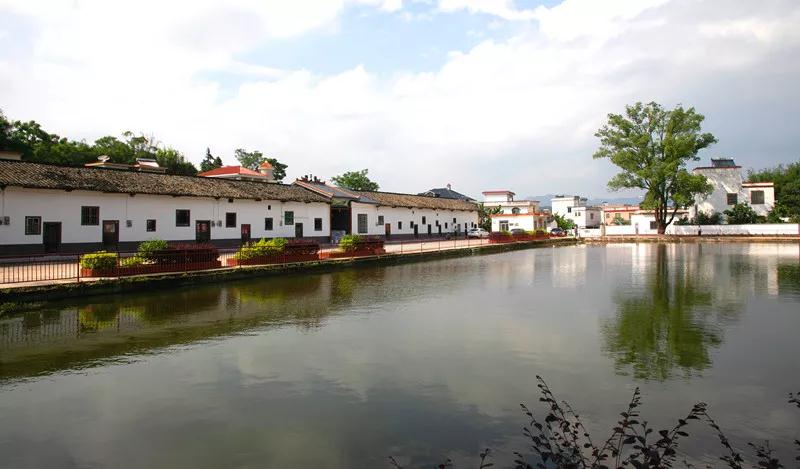 仁化县董塘镇新龙村昔日落后村成环丹霞山美丽乡村带