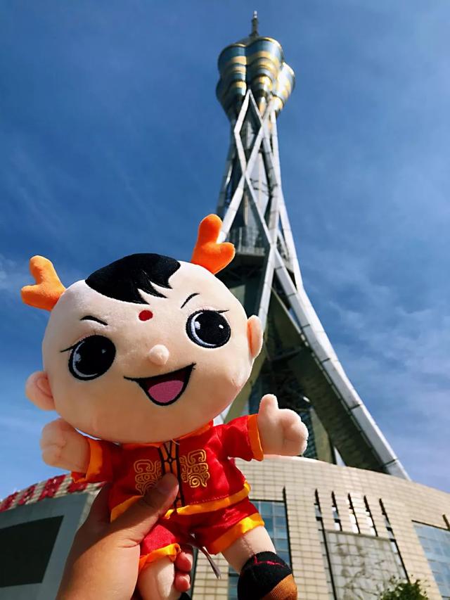 首选地当然是中原福塔~吉祥物"中中"要登高看郑州,趁着这个好天气