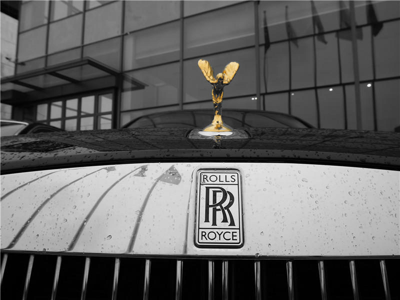 为啥劳斯莱斯能卖这么贵,而国产就不行?小伙:切一个幻影轮胎看