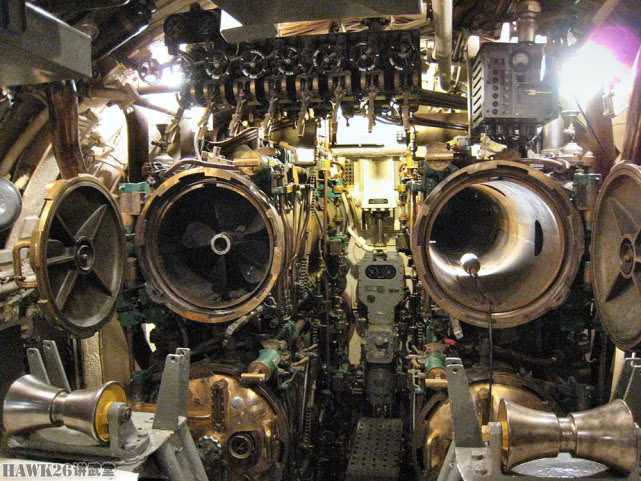 左侧鱼雷发射管内有一枚鱼雷,右侧则是空的,还有灯光照明,展示其内部