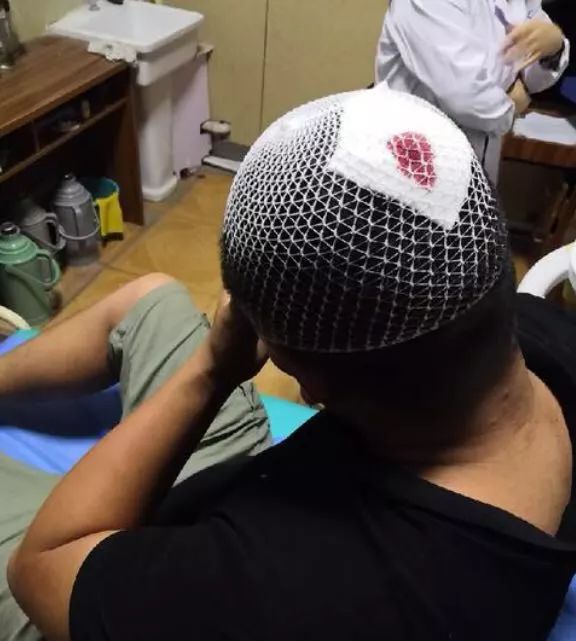 喝了多少假酒啊,昨天深夜步行街数名小青年酒后斗殴,最后都被警察带走