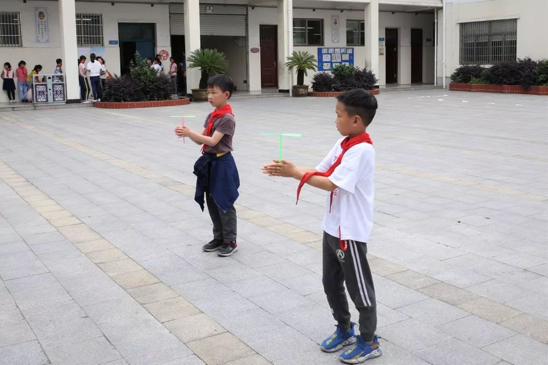 5月17日,义乌市塘李小学内操场热闹非凡,原来这里正在举行孩子们特