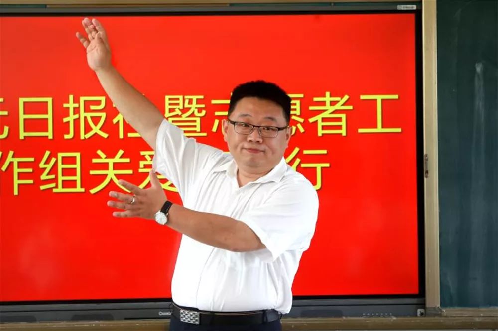 蒋德明老师教孩子们学习了古诗《早发白帝城》,通过下江陵的故事,告诉