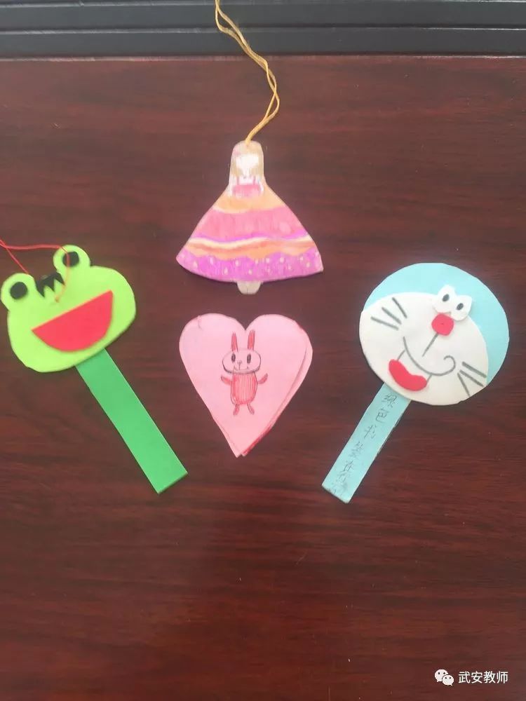 颜色鲜明,款色各异书签是用卡纸做的,每个书签上都设计了跟读书有关的