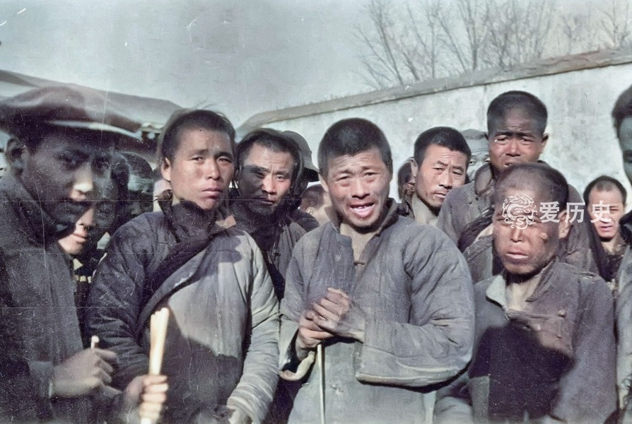 民国初年的京师第二监狱的上色照片中,我们可以清楚的看到当时犯人在