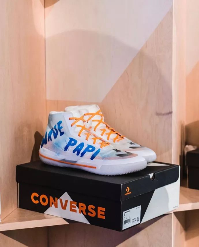 乌布雷收到定制版converse all star pro bb!