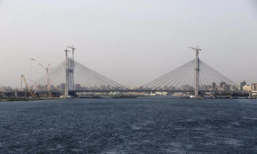 据介绍,鲁德·法拉杰轴心大桥横跨尼罗河,桥体宽度达67.