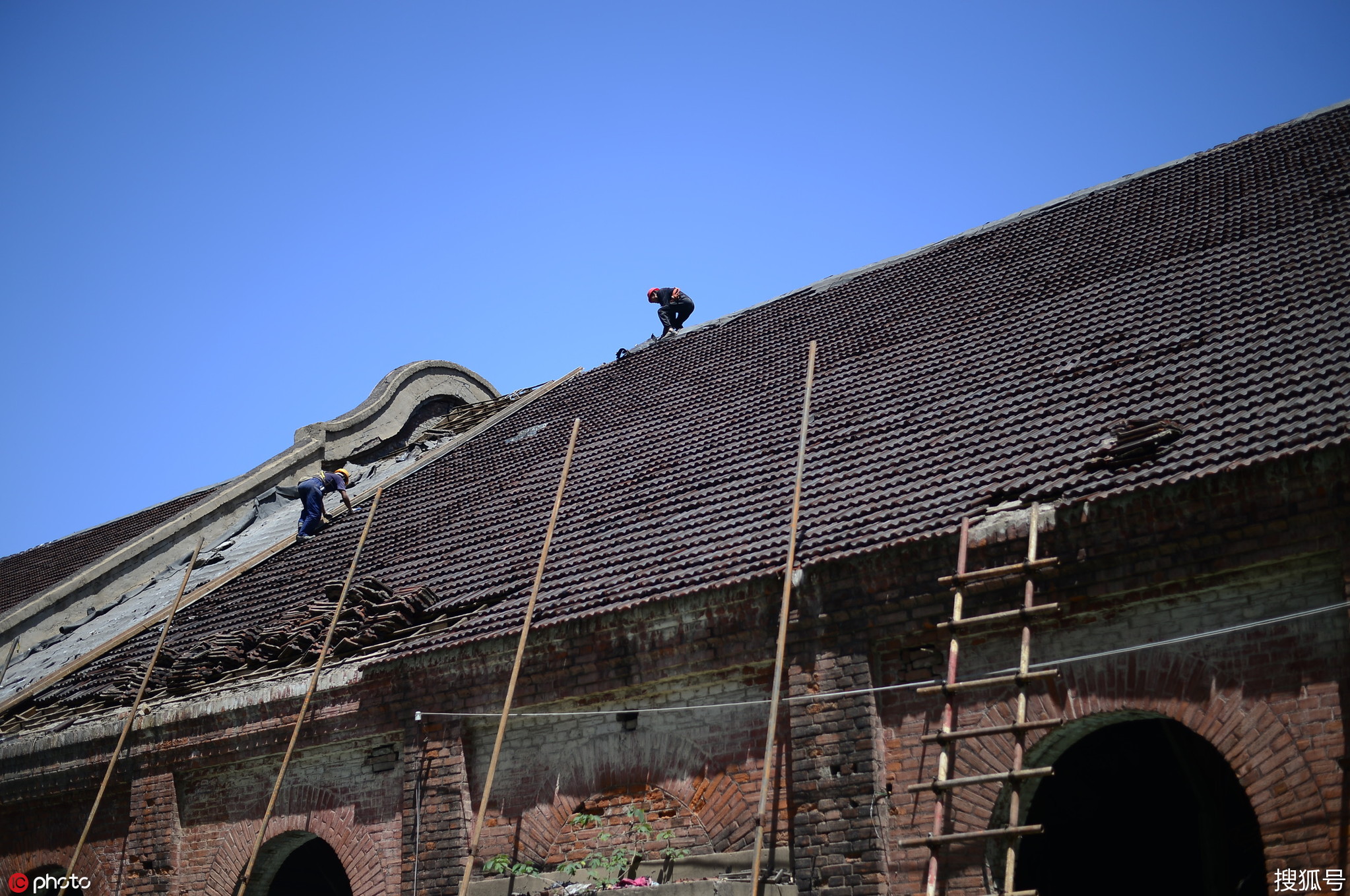 平方米的老建筑,四面墙体全是红砖,屋顶为木制结构,覆盖着近万片红瓦