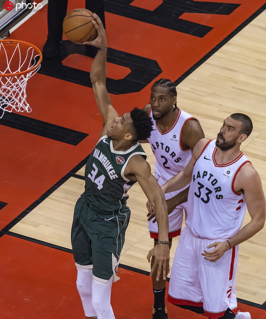 高清图:猛龙胜雄鹿 伦纳德逆天隔扣字母哥