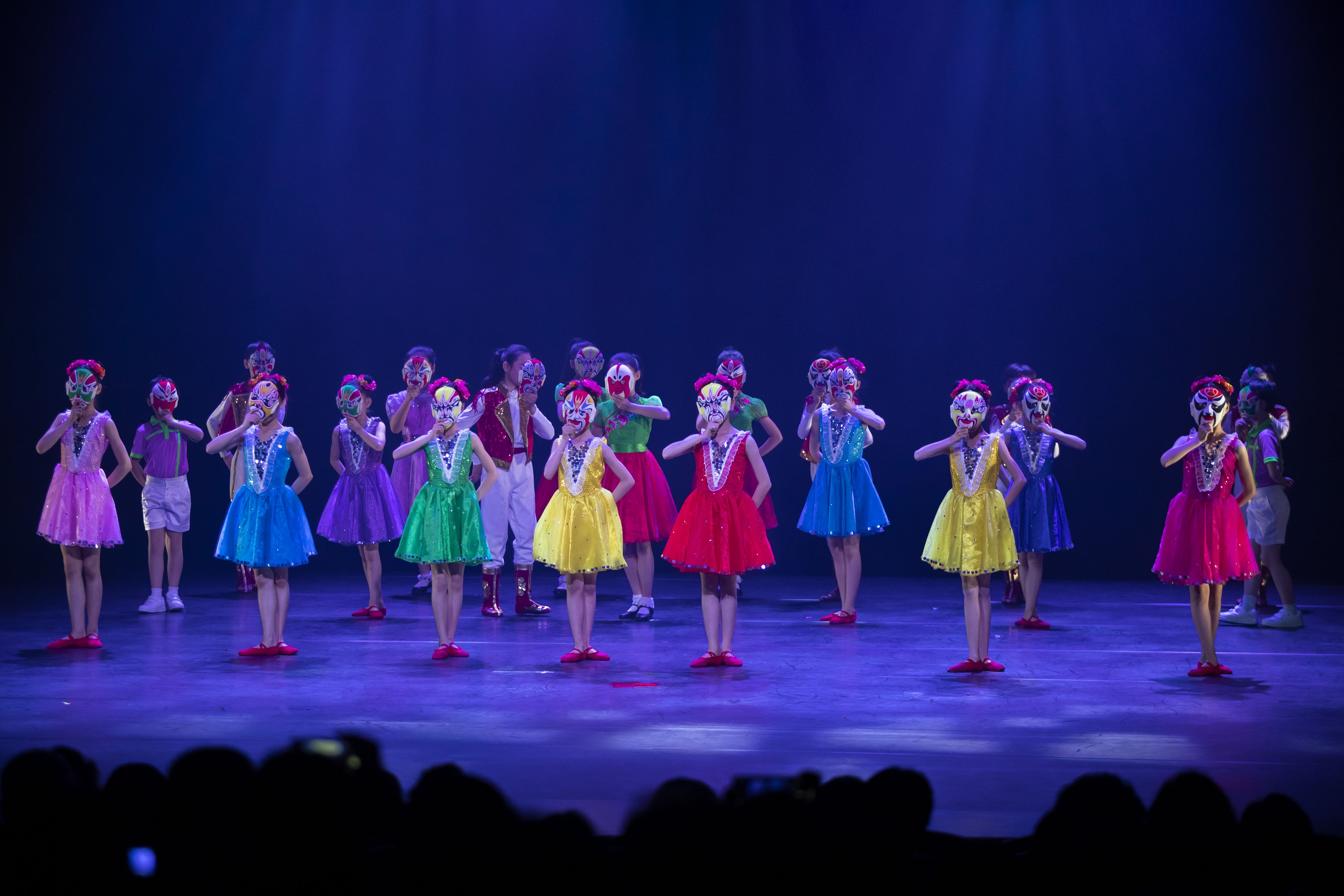 5月21日,在芬兰赫尔辛基,南京市小红花艺术团的小演员表演《说唱脸谱