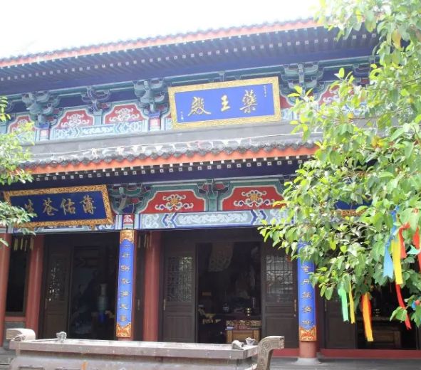 供奉药祖神农氏,药王孙思邈,药仙李时珍的神位药 王 殿供奉关圣帝君