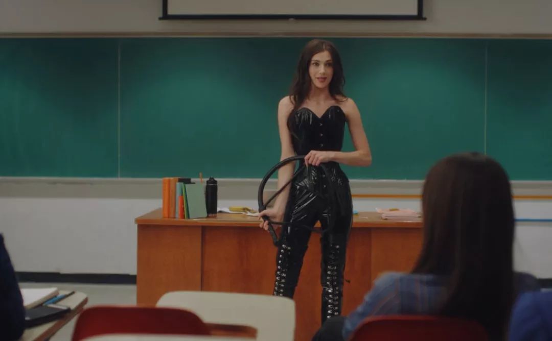 时尚为什么虐恋女主人带着她的皮鞭又重回了t台