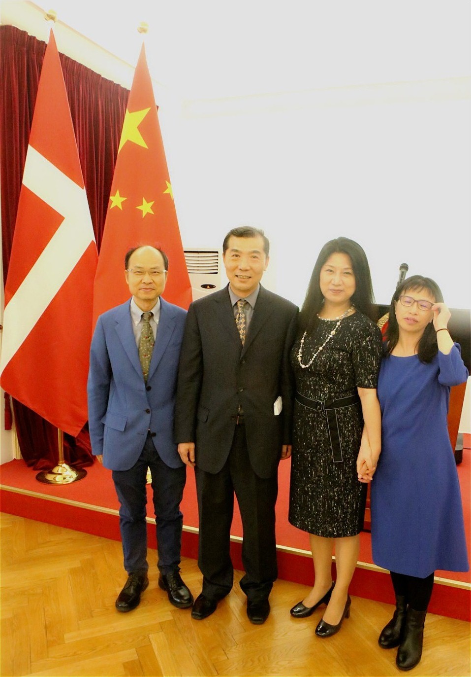 中国驻丹麦大使馆为离到任文化参赞举行招待会临时代办赵世人主持