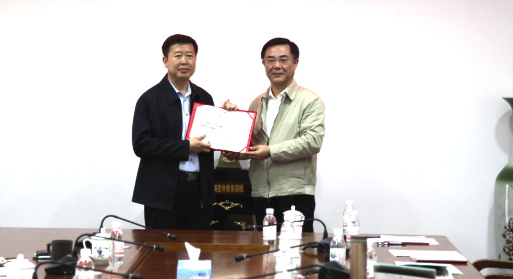 时政| 卞汉林被聘为名誉校长!