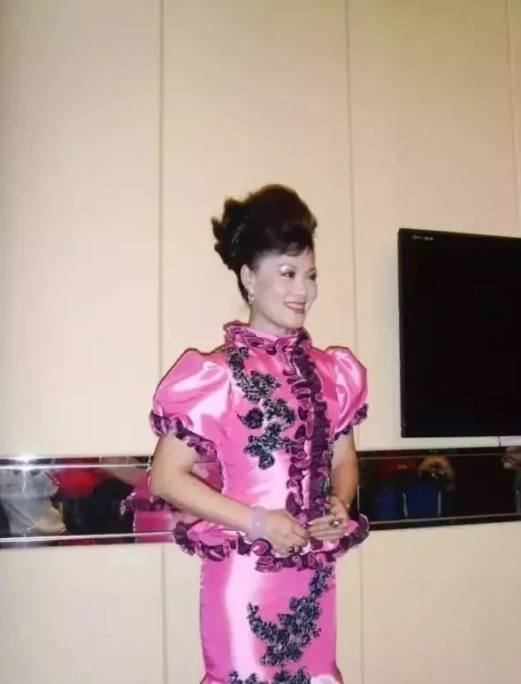 王彩萍新疆民歌皇后民歌演唱方面造诣非凡有近二十年的演出经历新疆